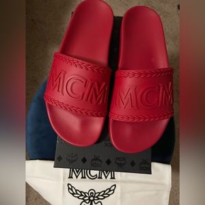 MCM logo slides/ size 40 (fit size 9)